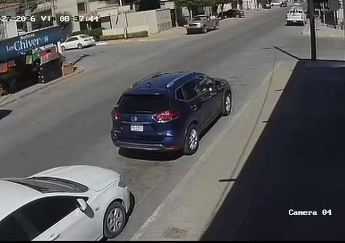 Auto se mete a restaurante tras brutal impacto en cruce de Guasave; conductora sin cinturón de seguridad salió proyectada