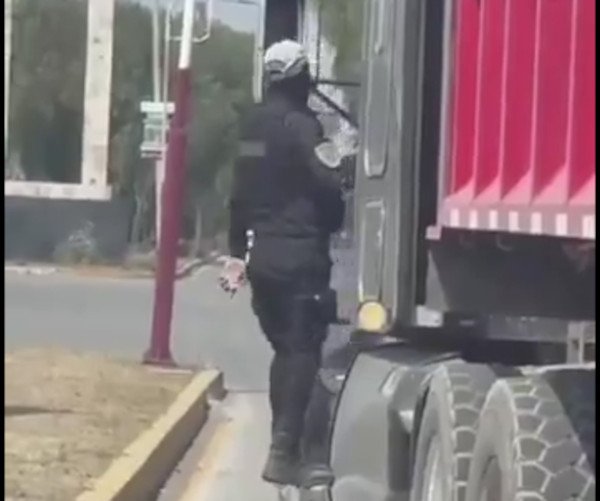 Policía es captado extorsionando a transportista en #Zumpango; lo destituyen.