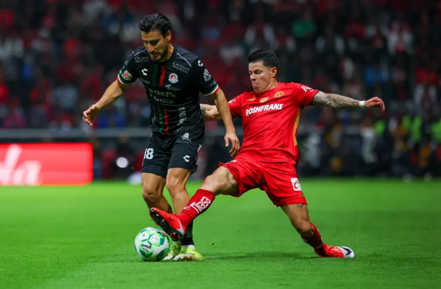 ¿Eso era penal? Polémica jugada de último minuto definió el Toluca vs San Luis. Video