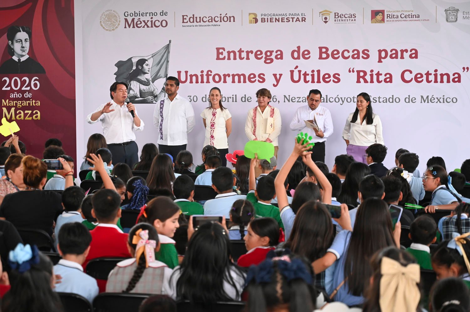 Entregan becas en Nezahualcóyotl y anuncian ampliación de apoyos para estudiantes de primaria