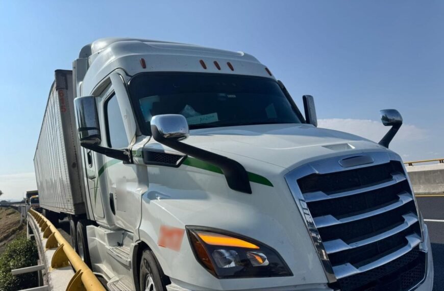 Recuperan tractocamión con mercancía valuada en 700 mil pesos en el Circuito Exterior Mexiquense