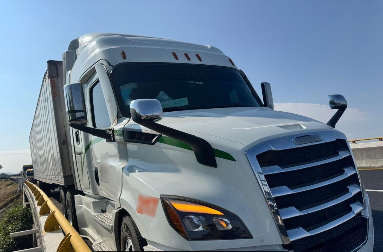 Recuperan tractocamión con mercancía valuada en 700 mil pesos en el Circuito Exterior Mexiquense