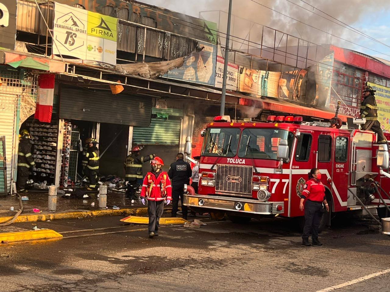 OJO: Incendio consume varios locales en la zona de la Terminal de #Toluca