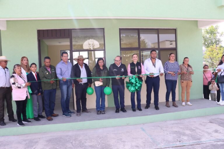 Entrega de nueva aula en primaria de Zinacantepec