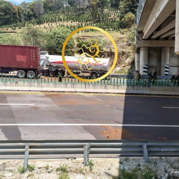 OJO: Accidente de pipa en autopista Toluca-Naucalpan causa desastre ecológico en manantiales de comunidad otomí; más de 24 horas cerrada