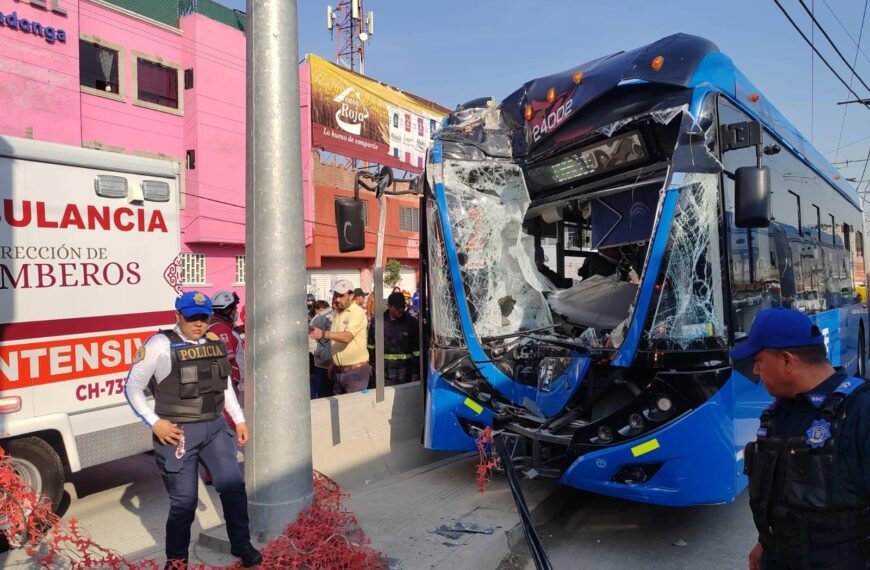 Trolebús se estrella en #Chalco: 21 lesionados tras esquivar coladera abierta