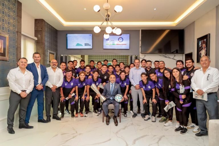 Alcalde de #Metepec recibe a Artesanos FC tras ganar el campeonato de Liga Premier Serie B