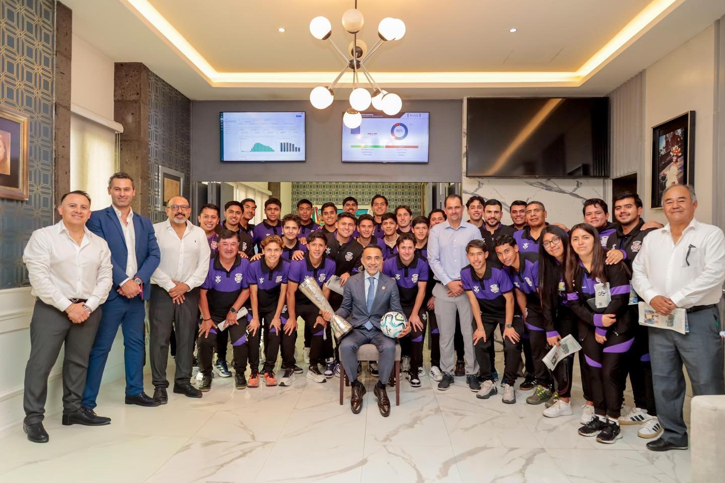 Alcalde de #Metepec recibe a Artesanos FC tras ganar el campeonato de Liga Premier Serie B