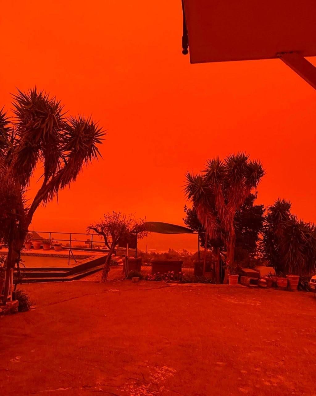Impresionante nube sahariana pinta de rojo el cielo en Grecia y África