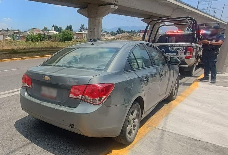 Aseguran vehículo vinculado a robos a comercio en San Mateo Atenco, dos detenidos