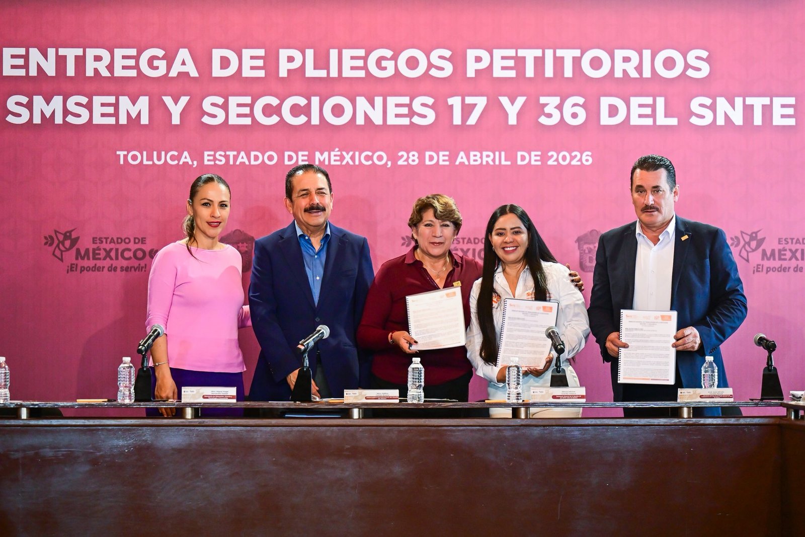 Gobernadora del Edomex recibe pliegos petitorios del magisterio