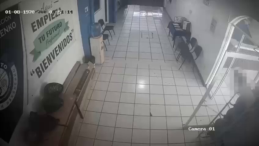 Video revela que estudiantes sometieron al joven que disparó a maestras en prepa de Michoacán