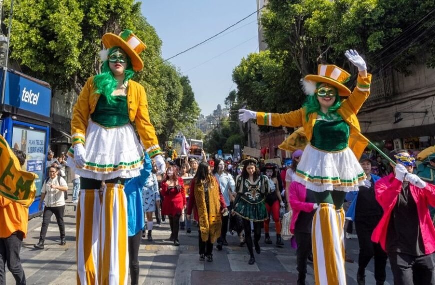 Caravana Artística de UAEMéx recorre Toluca para celebrar el día mundial del teatro