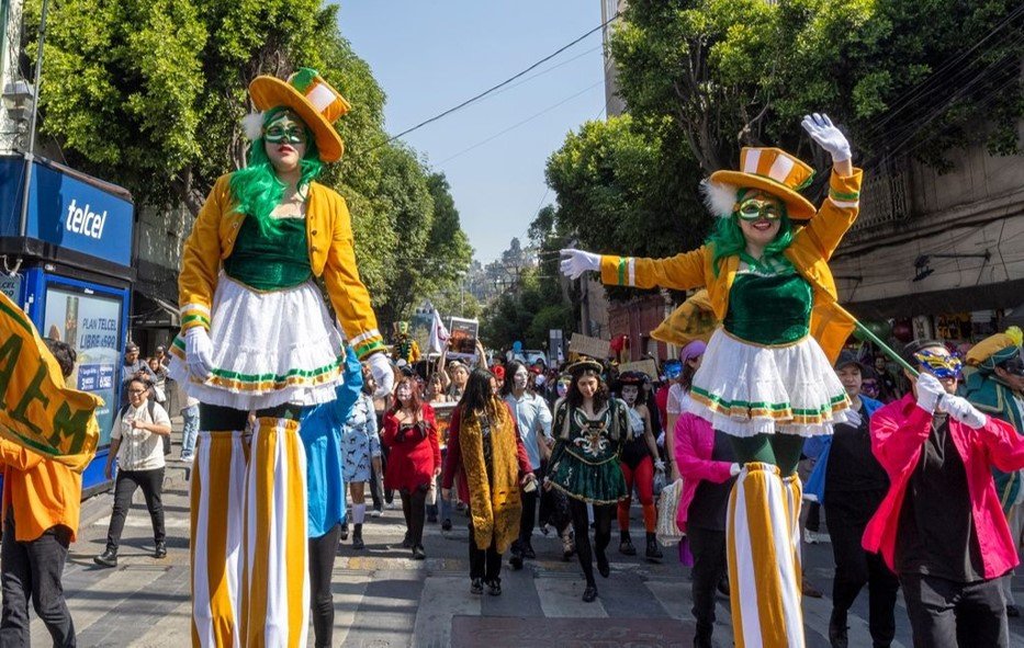Caravana Artística de UAEMéx recorre Toluca para celebrar el día mundial del teatro