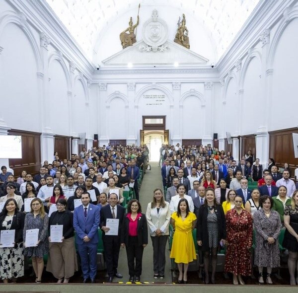UAEMéx entrega 74 bases y 19 recategorizaciones a personal administrativo