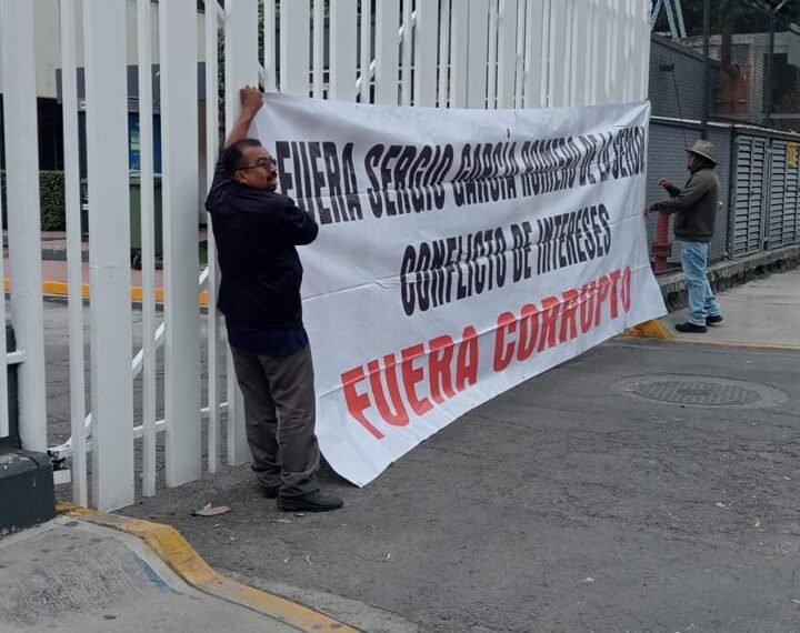 Bloquean oficinas de la Secretaría de Movilidad en #Tlalnepantla