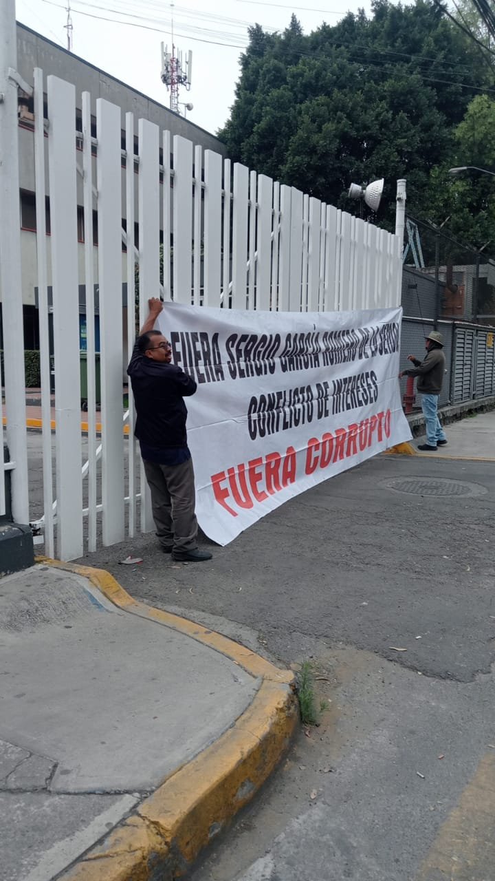 Bloquean oficinas de la Secretaría de Movilidad en #Tlalnepantla