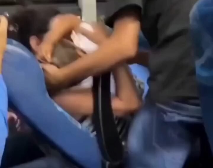 Niño de 4 años pierde la vida tras asomarse por ventana de autobús en trágico accidente