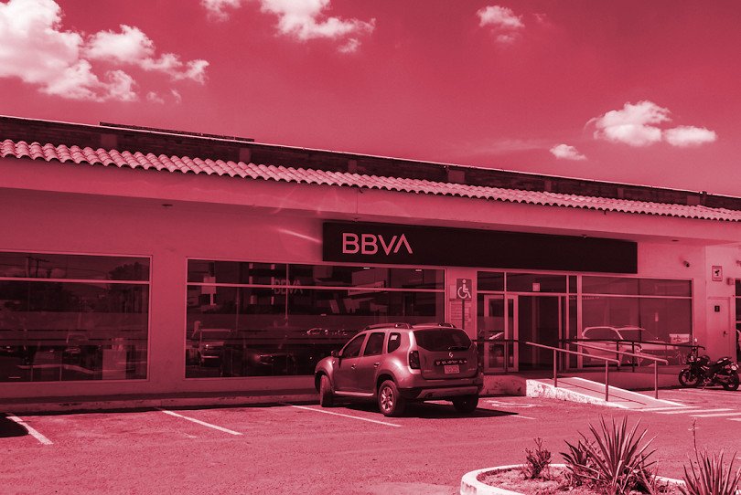 ÚLTIMA HORA: Vuelven a asaltar a cuentahabiente en BBVA de Plaza San Fermín, Toluca; iba a depositar