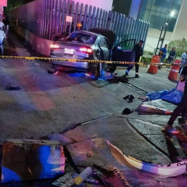 OJO: Auto se estrella y atropella a varias personas en el IMSS de Tecámac; al menos 4 muertos y 7 heridos