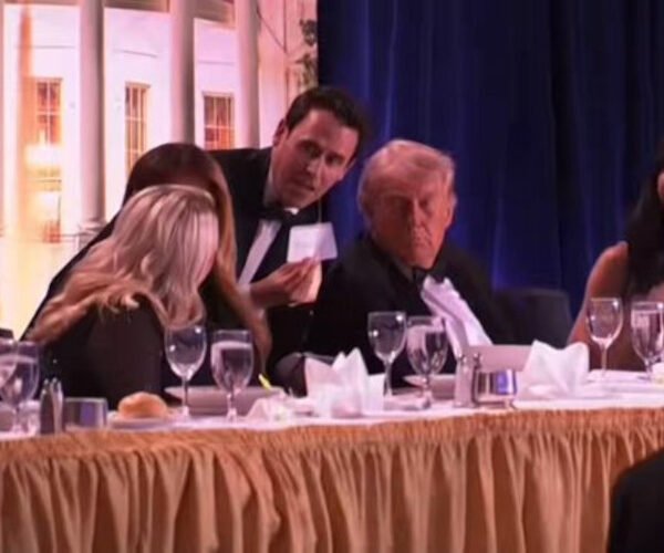 ÚLTIMA HORA: Reportan disparos durante cena de periodistas con Trump en Washington; lo evacúan de emergencia