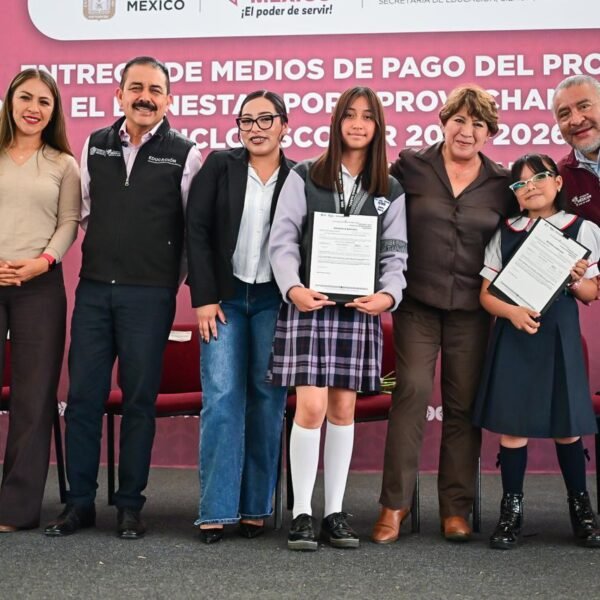 Gobierno del Estado de México entrega más de 37 mil becas por aprovechamiento académico
