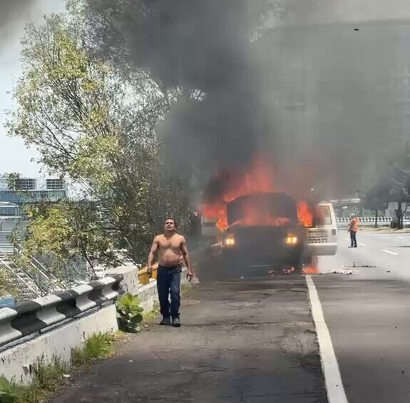Incendio de camioneta en la México-Toluca provoca movilización de emergencia en Santa Fe