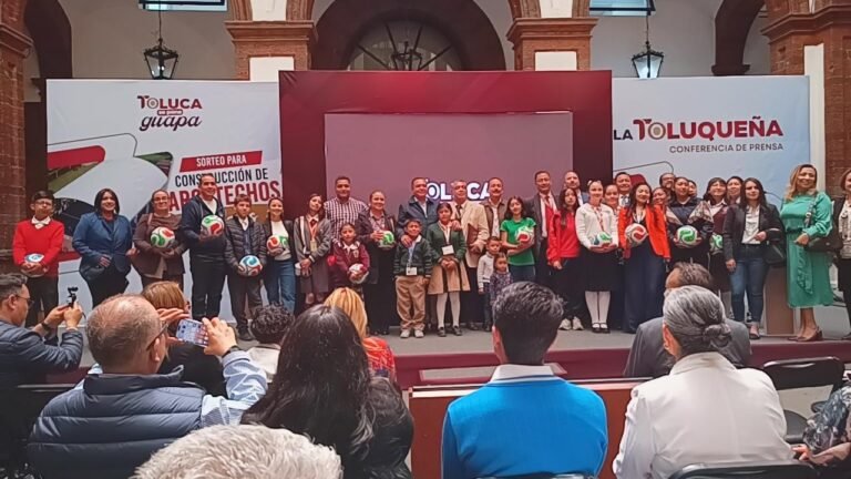 Cumple Ricardo Moreno: asignan por sorteo 10 arcotechos y techumbres para escuelas de Toluca