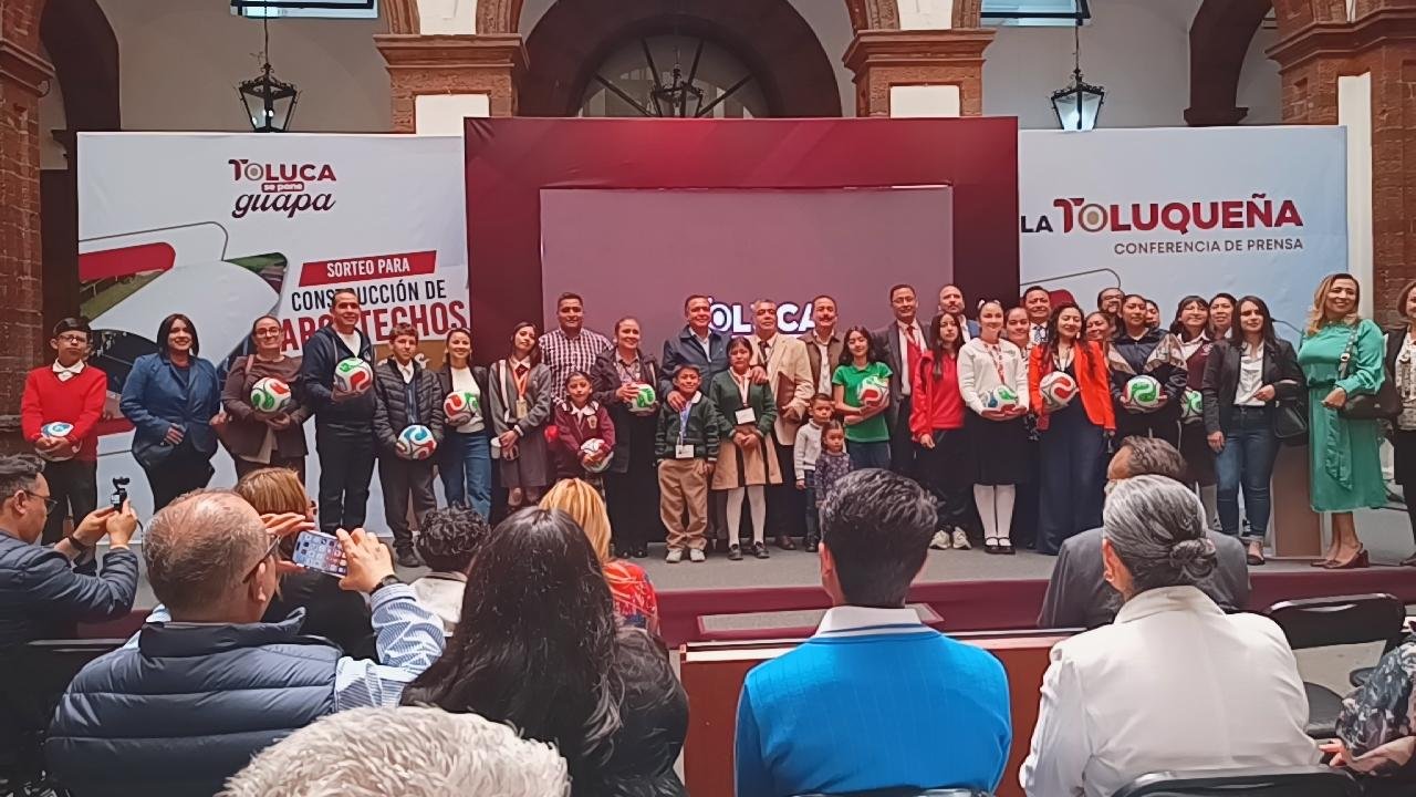 Cumple Ricardo Moreno: asignan por sorteo 10 arcotechos y techumbres para escuelas de Toluca