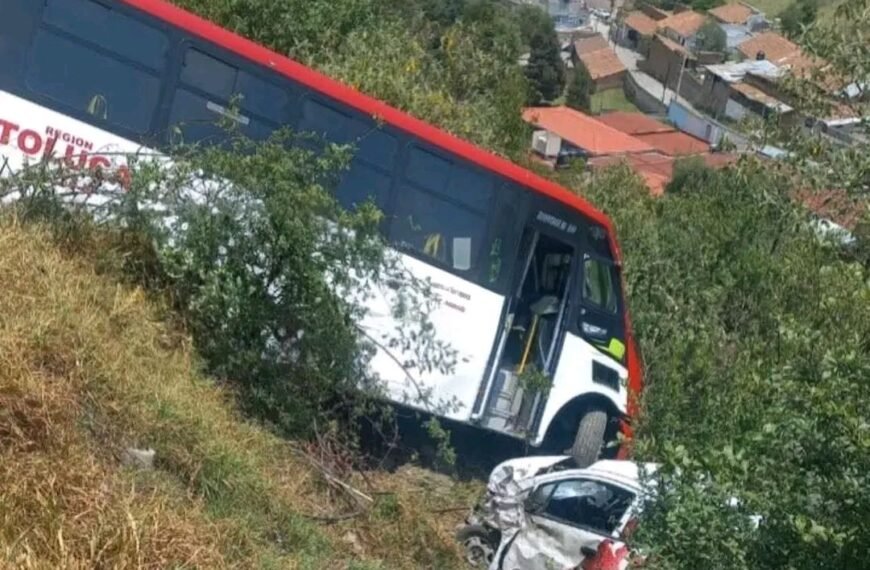 OJO: Autobús de pasajeros y auto se van al barranco en #Lerma