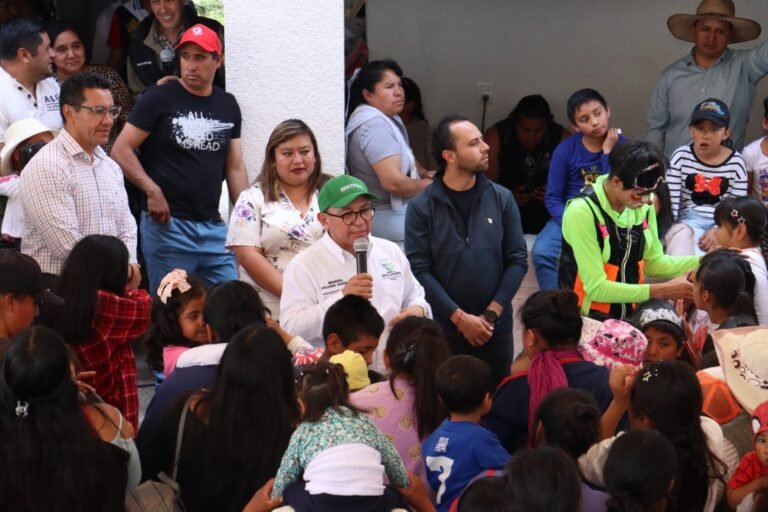 Alcalde Manuel Vilchis recorre comunidades de Zinacantepec con festejos para niñas, niños y madres