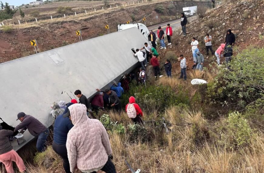 Volcadura de tráiler colapsa el libramiento de #Acambay