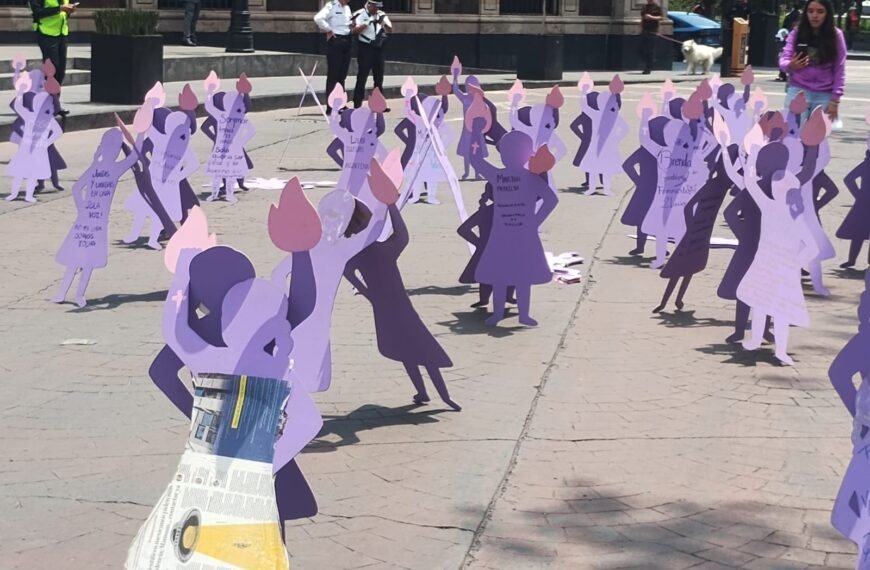 Colocan memorial por víctimas de feminicidio en Plaza González Arratia de Toluca