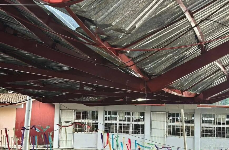 Suspenden clases en secundaria de #Tenancingo tras daño en arcotecho por tormenta