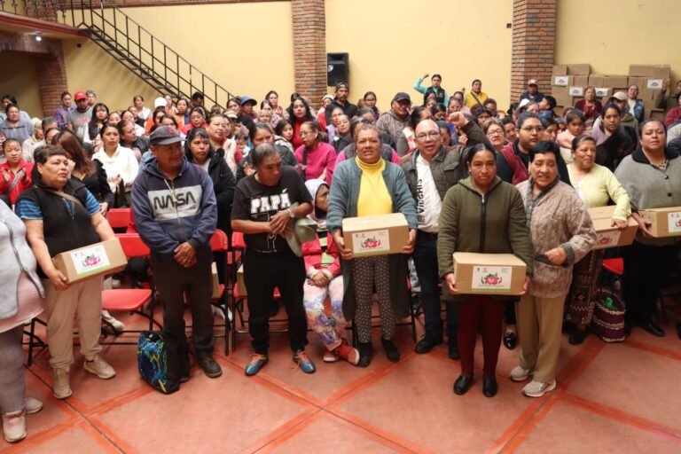 Alcalde Manuel Vilchis recorre colonias de Zinacantepec para entregar apoyos del programa ‘Juntos, Repartiendo Logros’