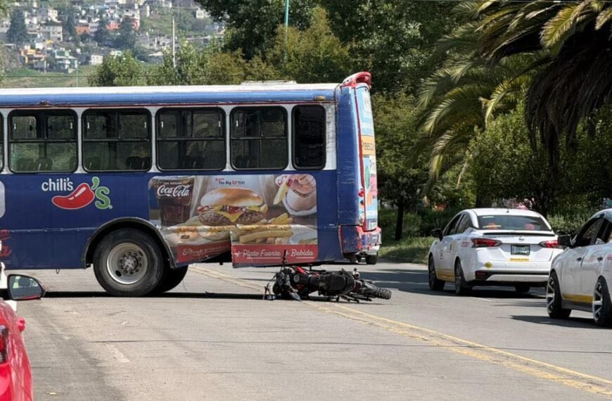 Motociclista resulta lesionado tras choque con autobús de pasajero en Av Vicente Guerrero, #Toluca
