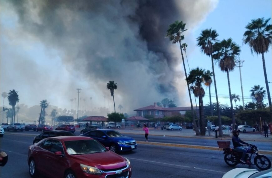 Evacuación de emergencia por incendio en plaza comercial de Los Mochis