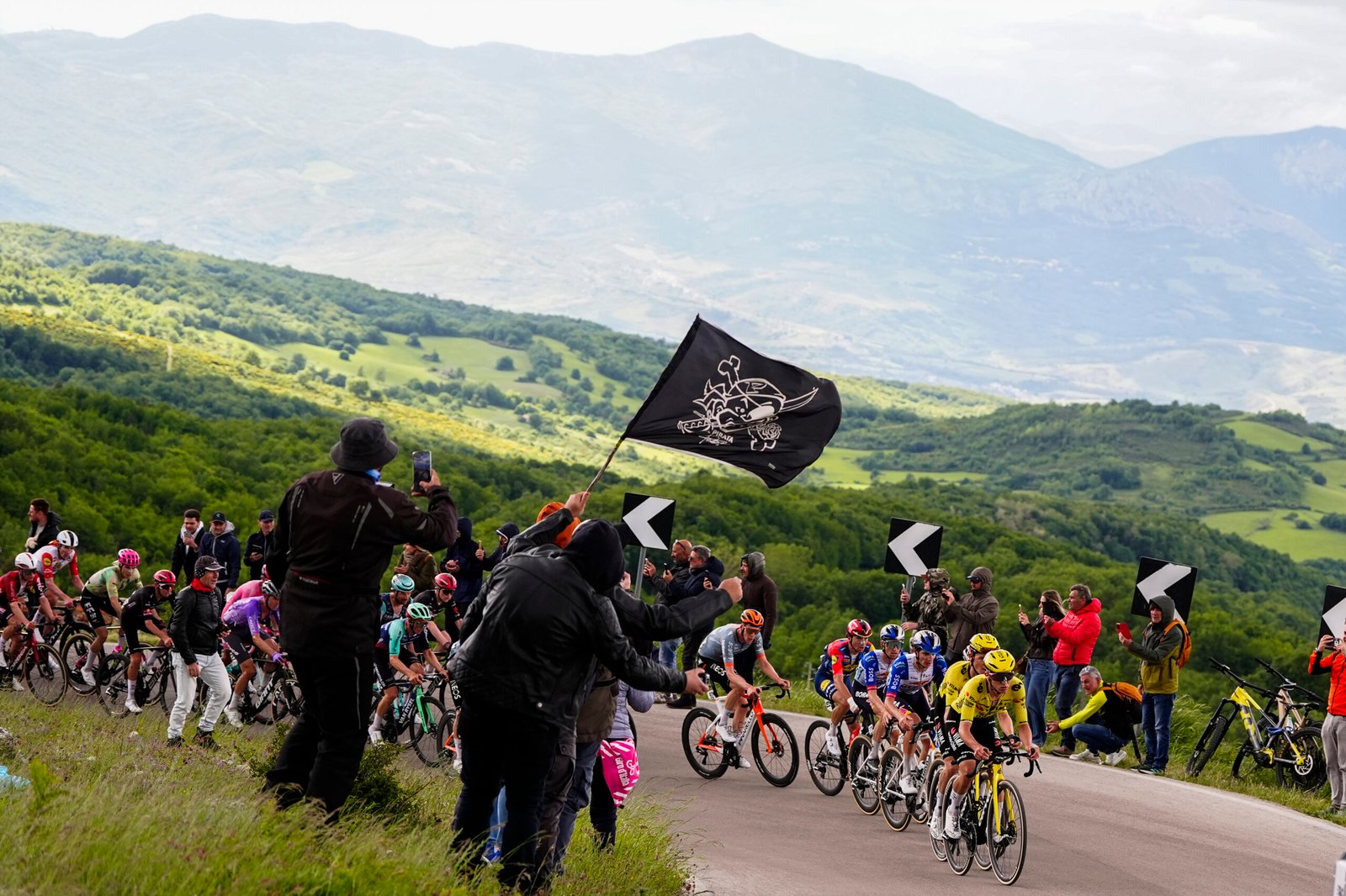Arranca la alta montaña en el Giro d’Italia 2026; Vingegaard en busca de su cita con la historia. Video