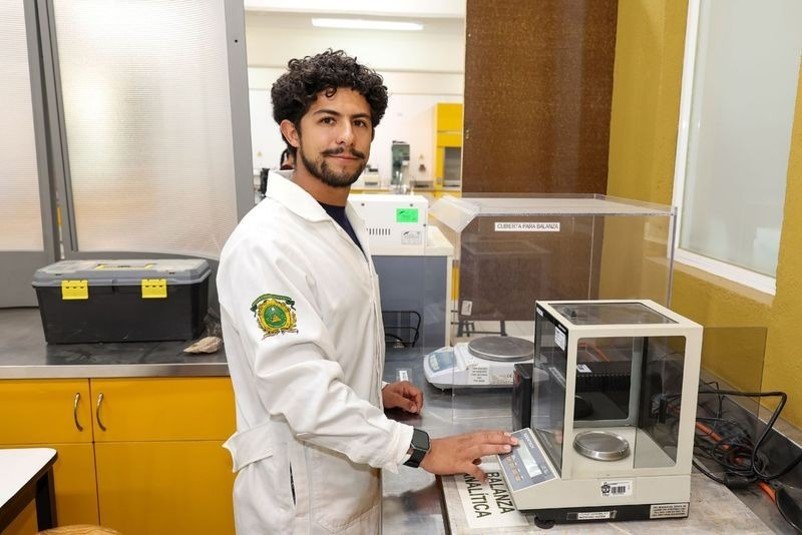 Egresado de la UAEMéx mide la huella de carbono universitaria y revela: la movilidad estudiantil es la principal fuente de emisiones