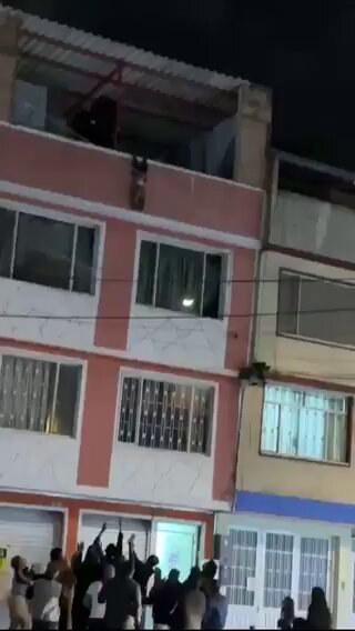 Niño de 2 años sobrevive ileso a caída de un cuarto piso, gracias a la reacción de vecinos. VIDEO