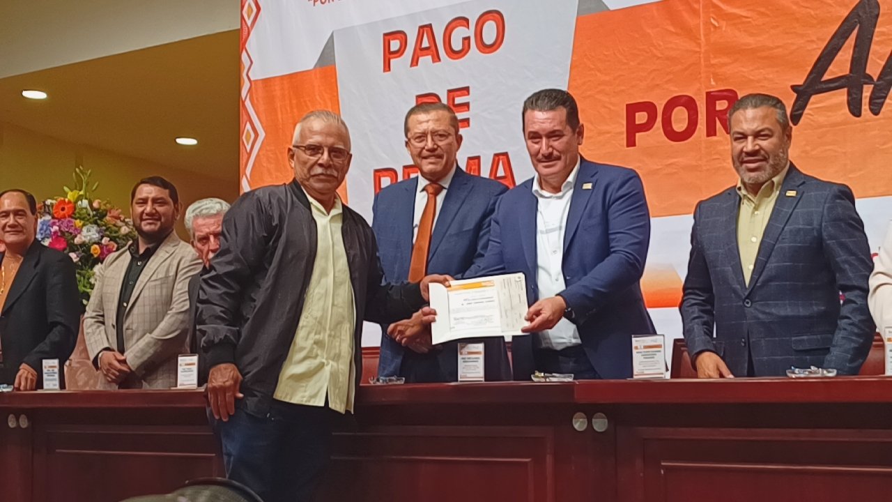 Reconoce SNTE Sección 17 a docentes jubilados con entrega de Prima por Antigüedad