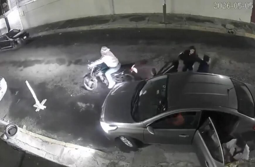 Despojo de vehículo a familia en #Ecatepec; queda grabada la súplica desesperada de una joven por ayudar a su madre. Video