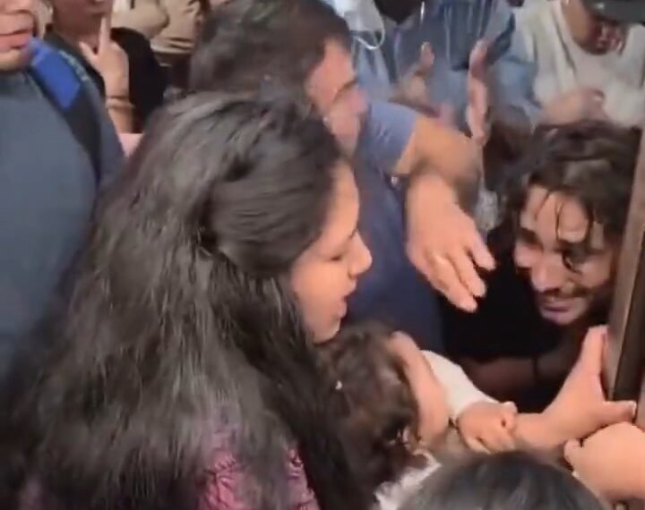 Así rescataron a niña atrapada en la puerta de un tren del Metro. Video