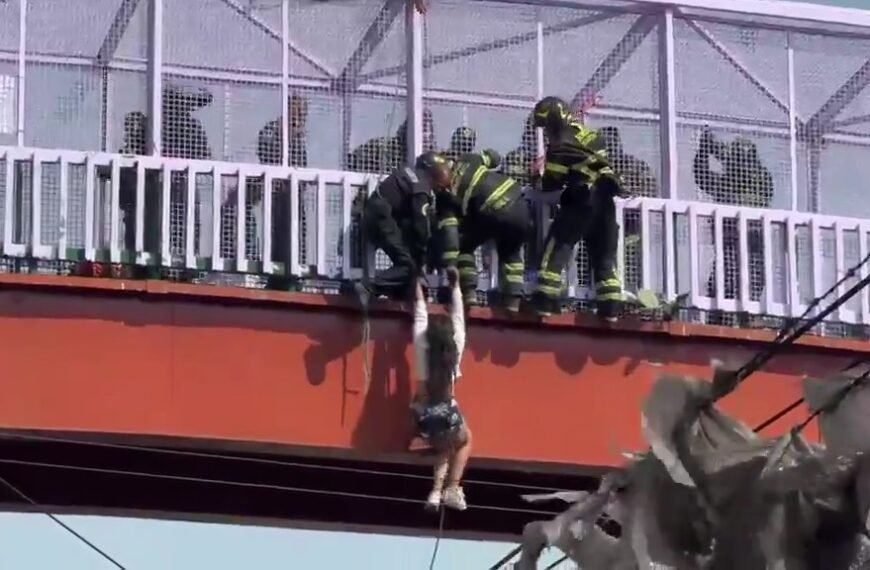 Captan dramático y fallido intento de rescate en puente peatonal en la CdMx
