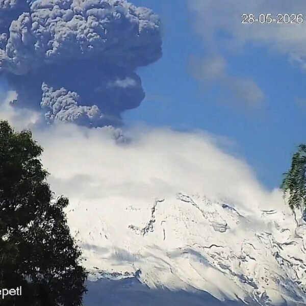 Nueva explosión en el volcán Popocatépetl; se intensifica la actividad y genera riesgo de caída de ceniza