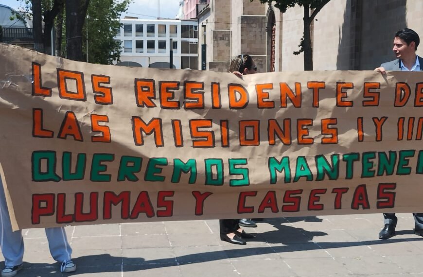 Vecinos de Misiones protestan en el centro de Toluca por retiro de plumas y casetas de vigilancia