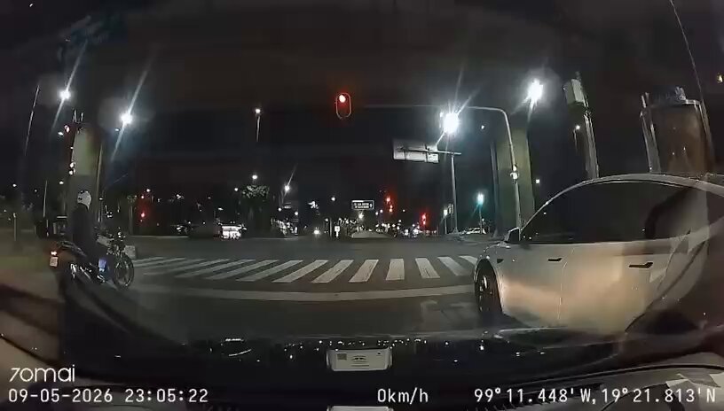Motociclista se pasa el alto y se estrella de forma fatal contra un Tesla en Periférico. Video