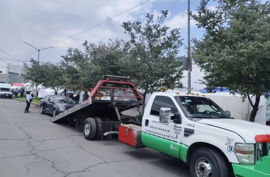 Toluca mantiene operativo para retirar vehículos mal estacionados en zona de hospitales