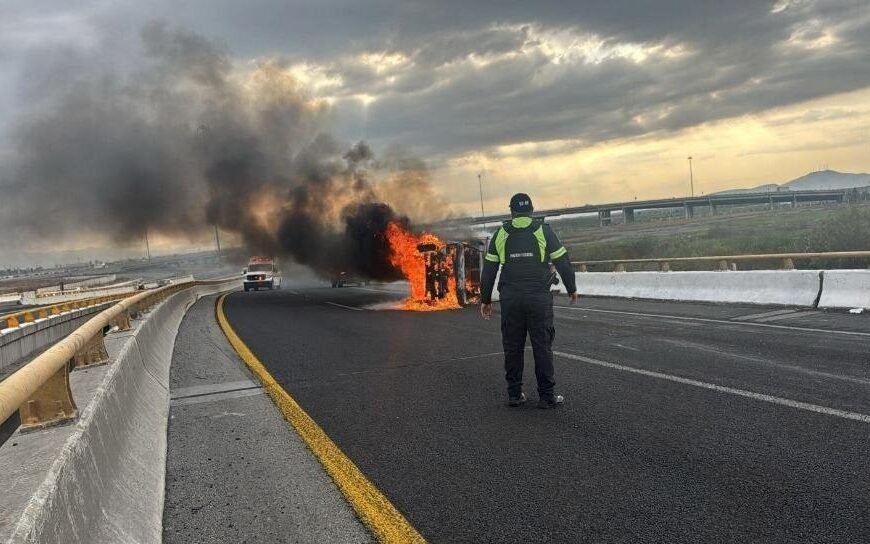 OJO: Incendio de vehículo provoca cierre total y severo caos vial en el Circuito Exterior Mexiquense