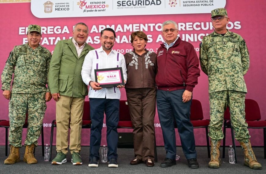 Gobernadora Delfina Gómez entrega recursos y armamento a policías en Cuautitlán Izcalli